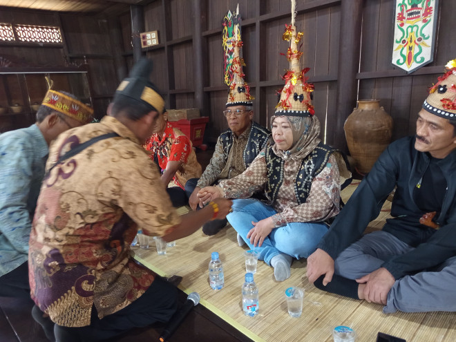 Hadiri Acara Nyangkolatan Mantir, Bupati dan Wakil Bupati Kobar Dianugerahi Gelar Adat