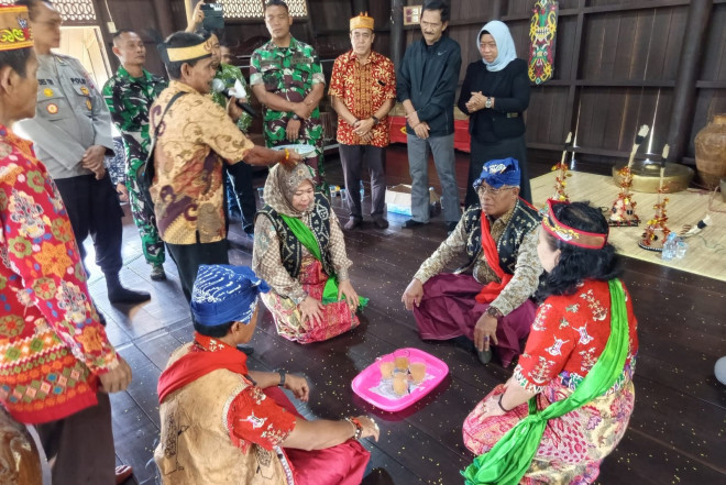 Hadiri Acara Nyangkolatan Mantir, Bupati dan Wakil Bupati Kobar Dianugerahi Gelar Adat