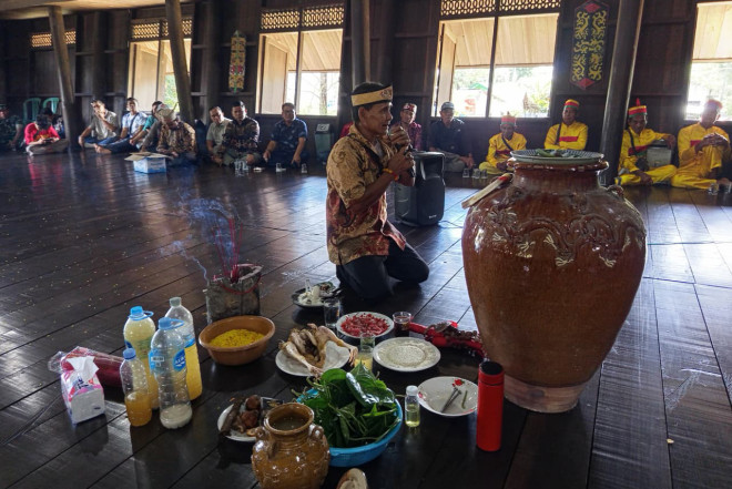 Hadiri Acara Nyangkolatan Mantir, Bupati dan Wakil Bupati Kobar Dianugerahi Gelar Adat