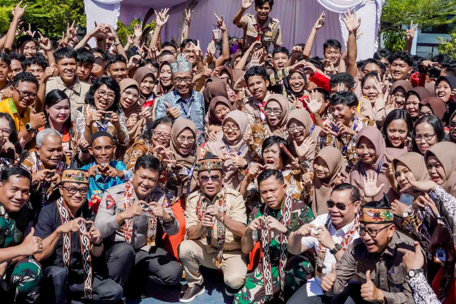 Gubernur Kalteng Kunjungi SMAN 1 Sampit, Ajak Siswa Melek Teknologi dan Punya Daya Saing Global