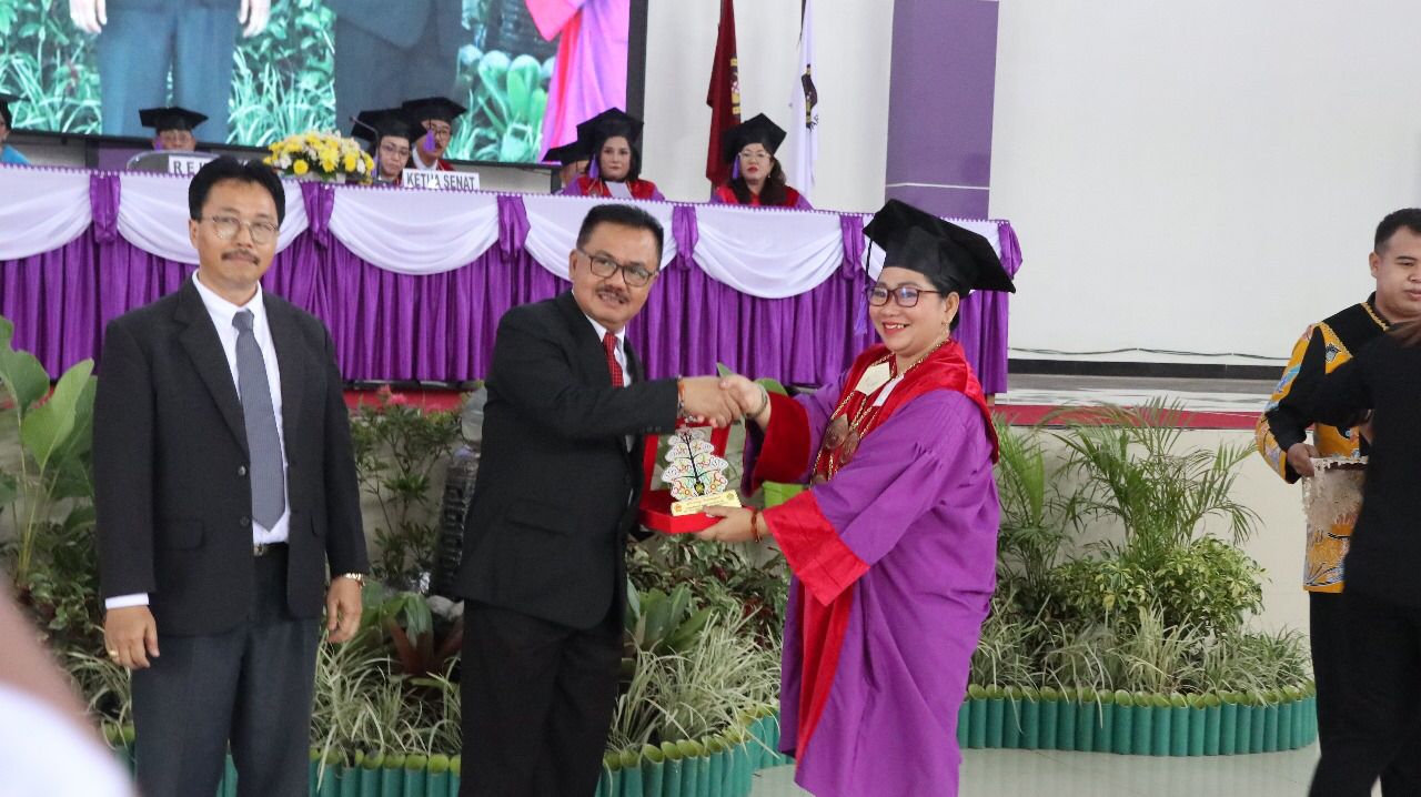 Hadiri Wisuda Sarjana XVII dan Pasca Sarjana IV IAKN Palangka Raya, Sahli Gubernur Herson B. Aden : SDM Kalteng Mampu Bersaing