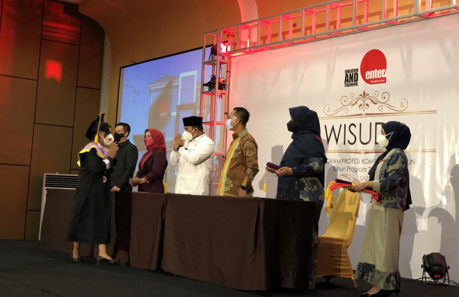 Hadiri Wisuda LPP Enter, Wabup Ahmadi Ajak Para Wisudawan Berwirausaha