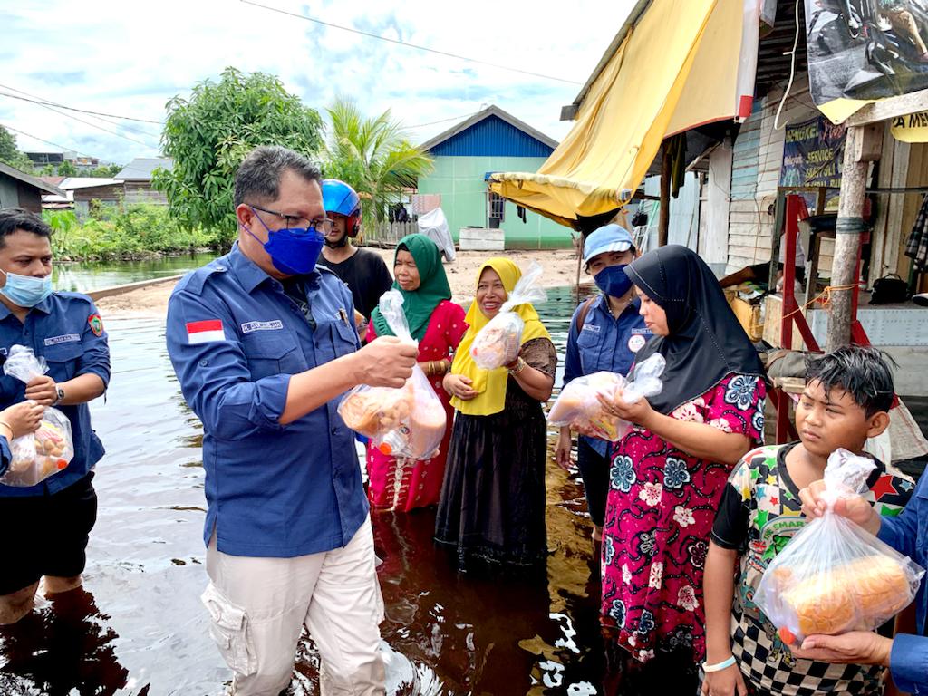 Peduli Banjir, Dislutkan Prov. Kalteng Berikan Bantuan Bagi Warga Terdampak Banjir di Palangka Raya 