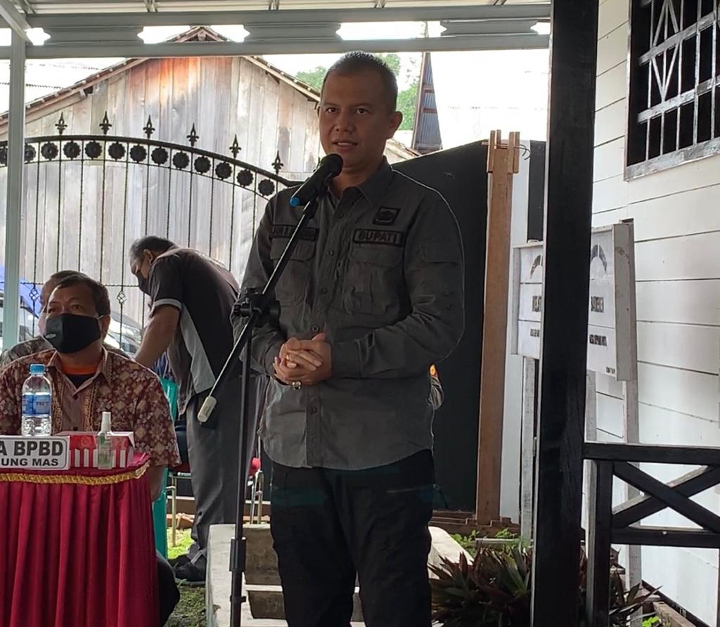 Salurkan Bantuan Korban Banjir, Bupati Gumas  Harap Masyarakat Waspada