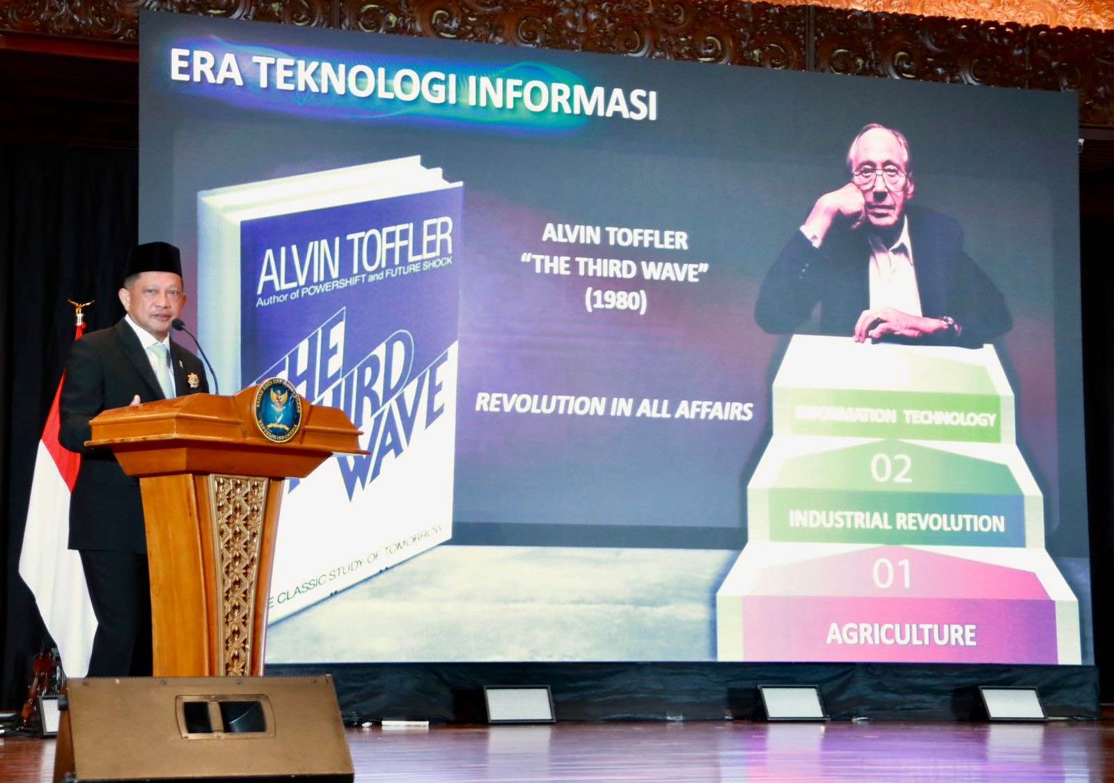 Mendagri Tito Terima Penghargaan Adibhakti Sanapati