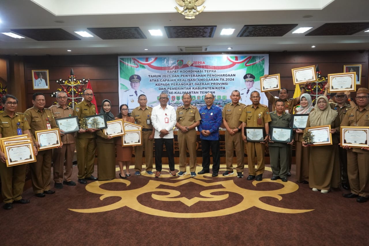 Badan Kesbangpol Prov. Kalteng Terima Penghargaan Peringkat 3 Terbaik Capaian Realisasi APBD Tahun Anggaran 2024