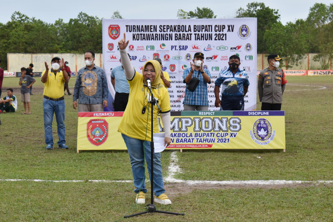 Bupati Hj Nurhidayah Tutup Turnamen Sepak Bola Bupati Cup XV