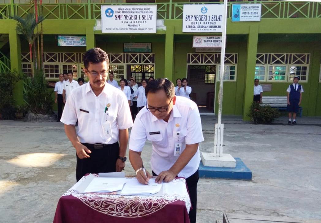 Diskominfo Kapuas dan SMPN 1 Selat Bersinergi Kelola SIM-S