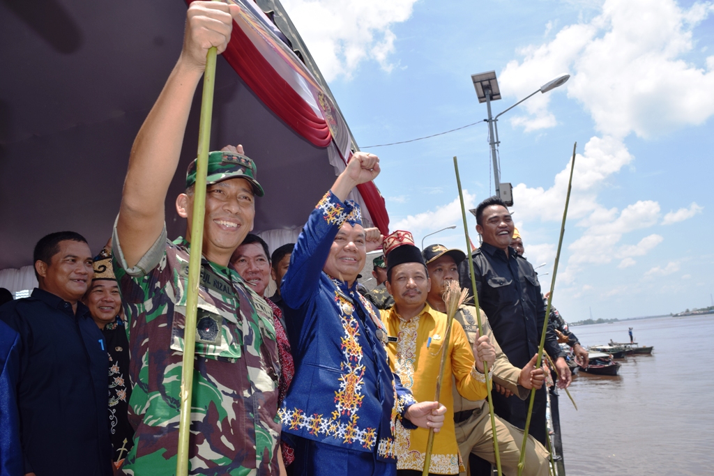 Rangkaian Ritual Adat HUT Kapuas Berlangsung Meriah