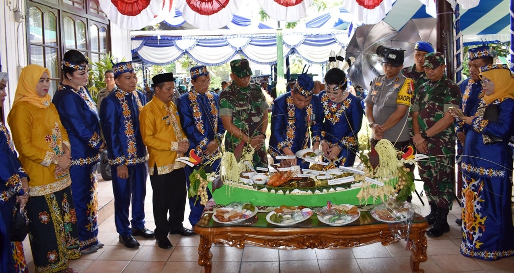 Rangkaian Ritual Adat HUT Kapuas Berlangsung Meriah