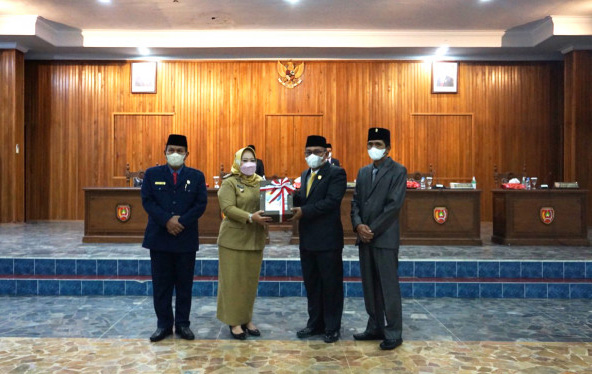 Serahkan LKPJ TA 2021, Bupati Hj Nurhidayah Sampaikan Gambaran Perekonomian Kobar