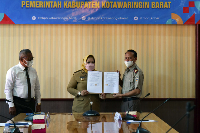 Upaya Pengamanan Barang Milik Daerah, BPN Serahkan 108 Sertipikat Hak Pakai kepada Pemkab Kobar 