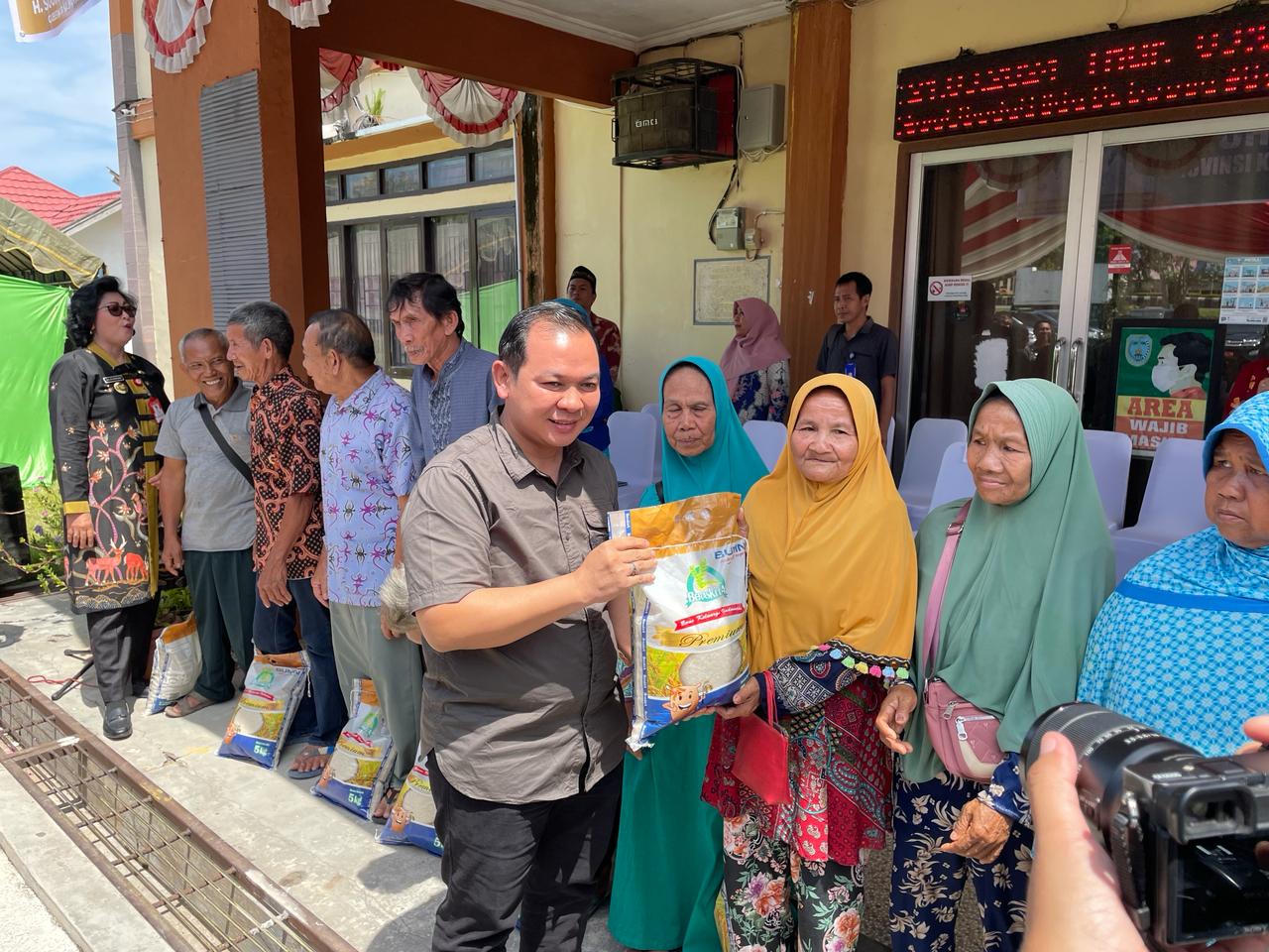 Pemprov Kalteng Distribusikan 10 Ton Beras pada Pasar Murah Berbagi Berkah di Kecamatan Bulik Kabupaten Lamandau