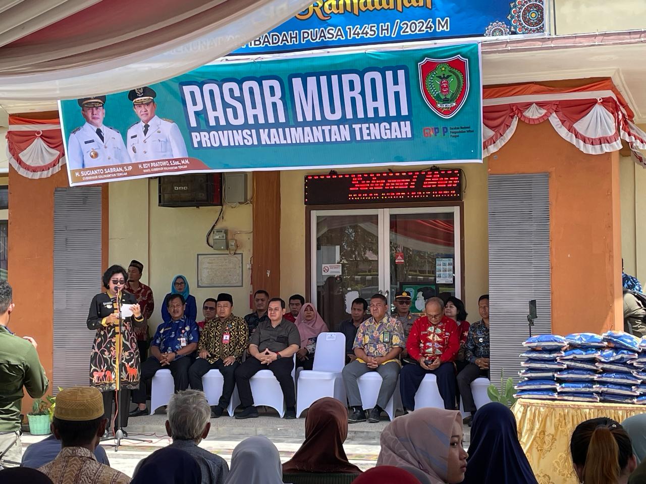 Pemprov Kalteng Distribusikan 10 Ton Beras pada Pasar Murah Berbagi Berkah di Kecamatan Bulik Kabupaten Lamandau