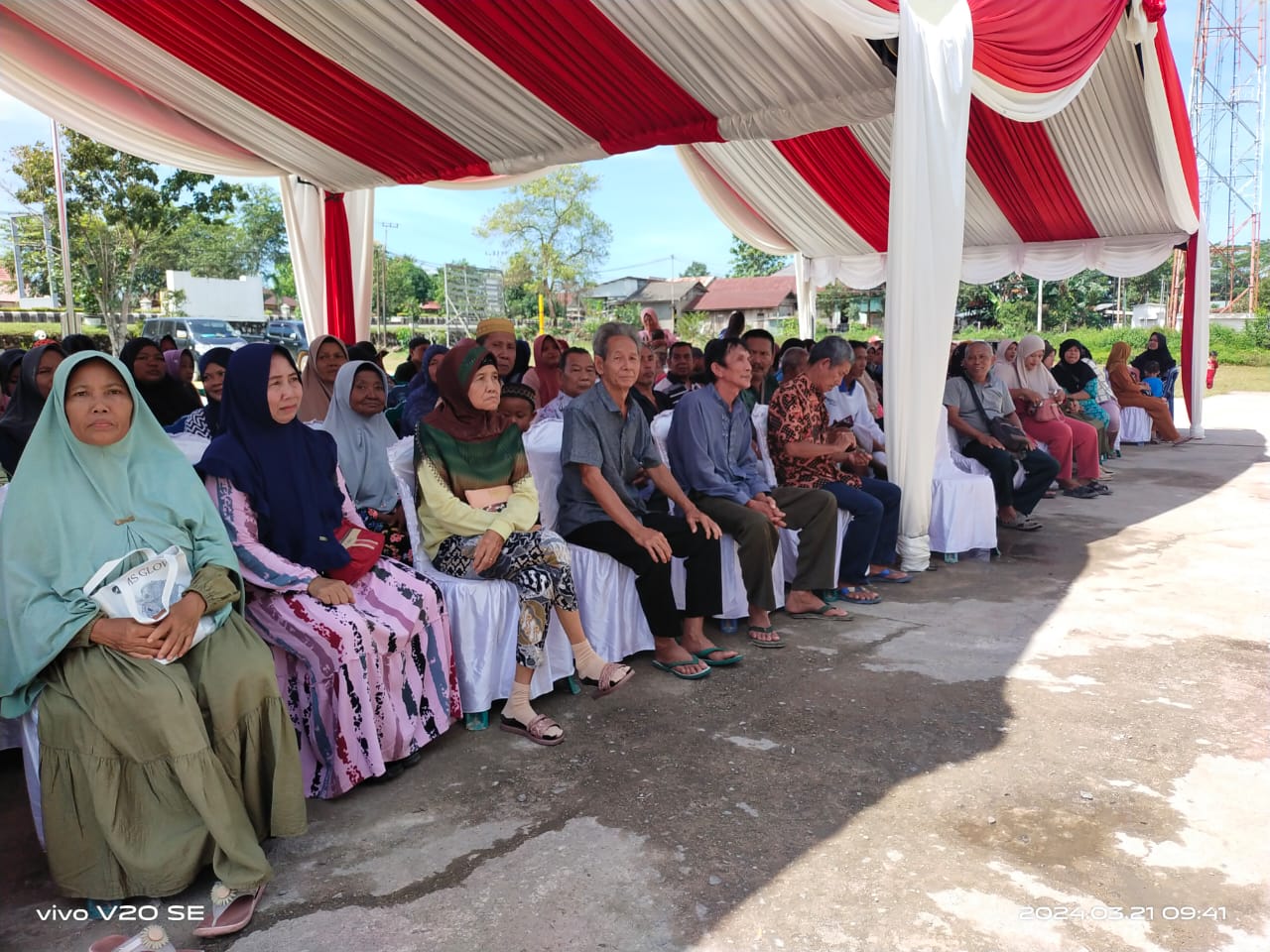 Pemprov Kalteng Distribusikan 10 Ton Beras pada Pasar Murah Berbagi Berkah di Kecamatan Bulik Kabupaten Lamandau