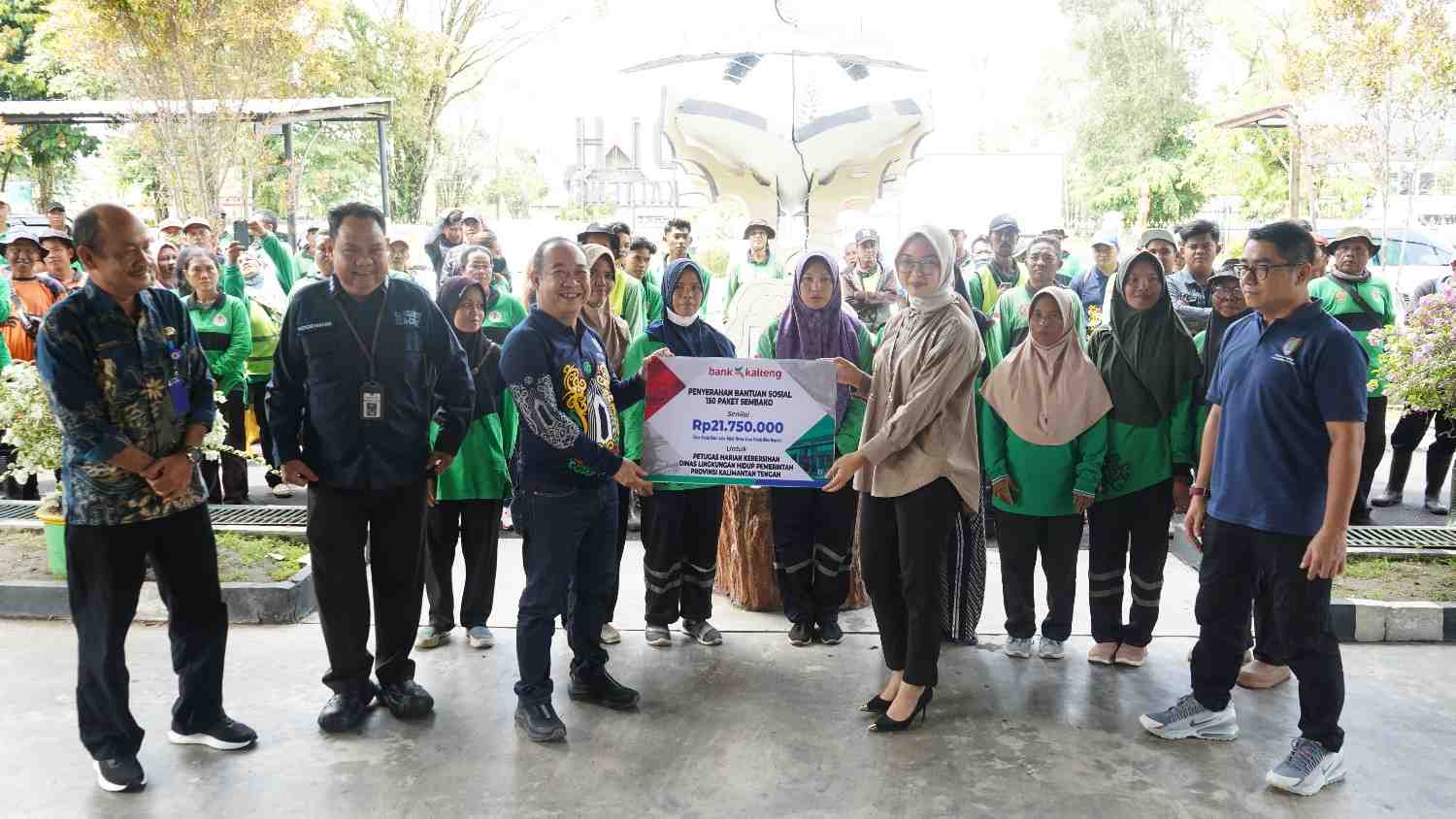 DLH Kalteng Terima Bantuan 150 Paket Sembako dari PT. Bank Kalteng untuk Petugas Kebersihan