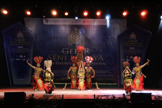 Sahli Gubernur Yuas Elko Buka Gelar Seni Budaya Peringatan Hari Ibu Internasional Bertema  “Hak, Kesetaraan, Pemberdayaan”