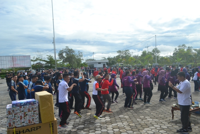 Kakanwil Dan Ketua Dharma Wanita Persatuan Pengayoman Mengibarkan Bendera Start Jalan Santai Hari Bhakti Pemasyarakatan Ke 54