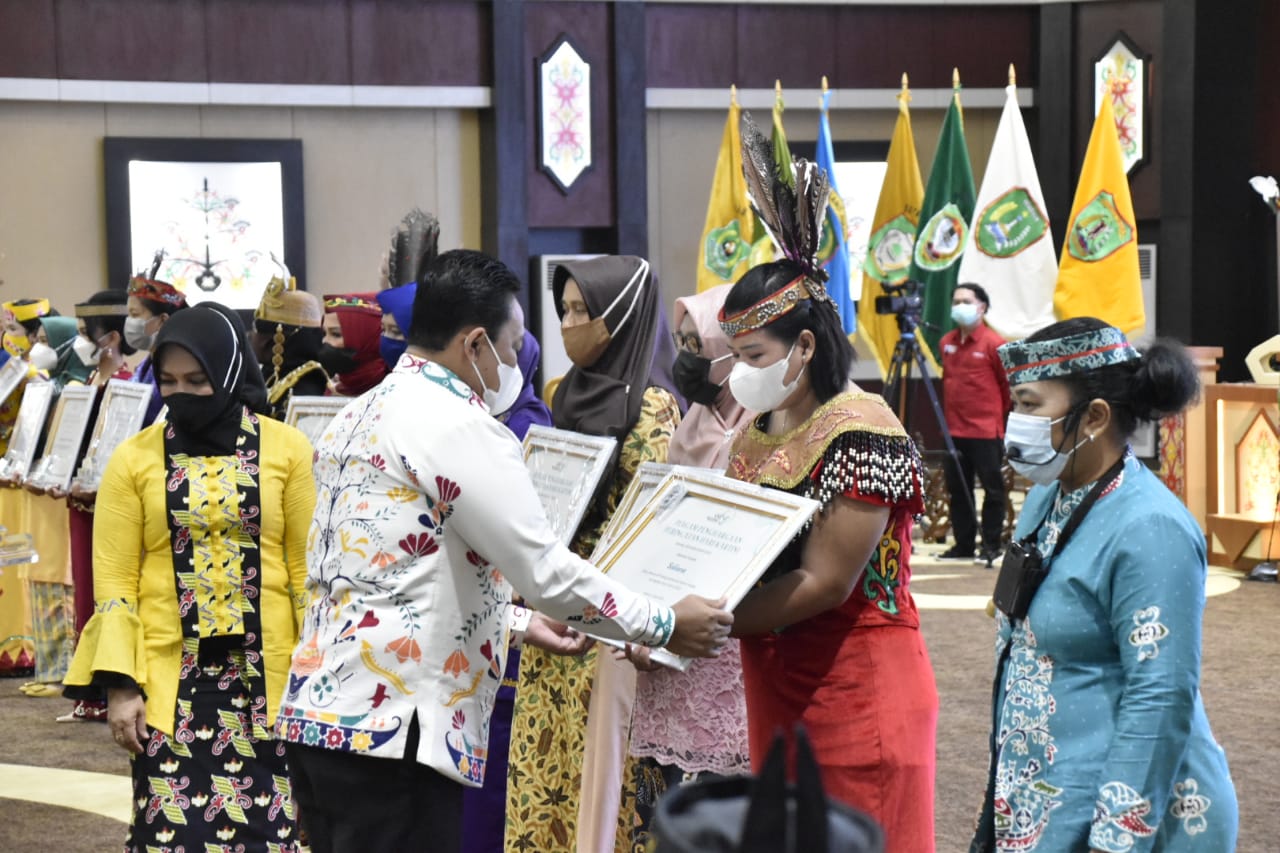 Hadiri Puncak Peringatan Hari Kartini Tingkat Nasional Tahun 2022, Wagub Kalteng Menilai Perempuan Memiliki Peran Penting Dalam Memberi Kontribusi Pada Pembangunan Bangsa
