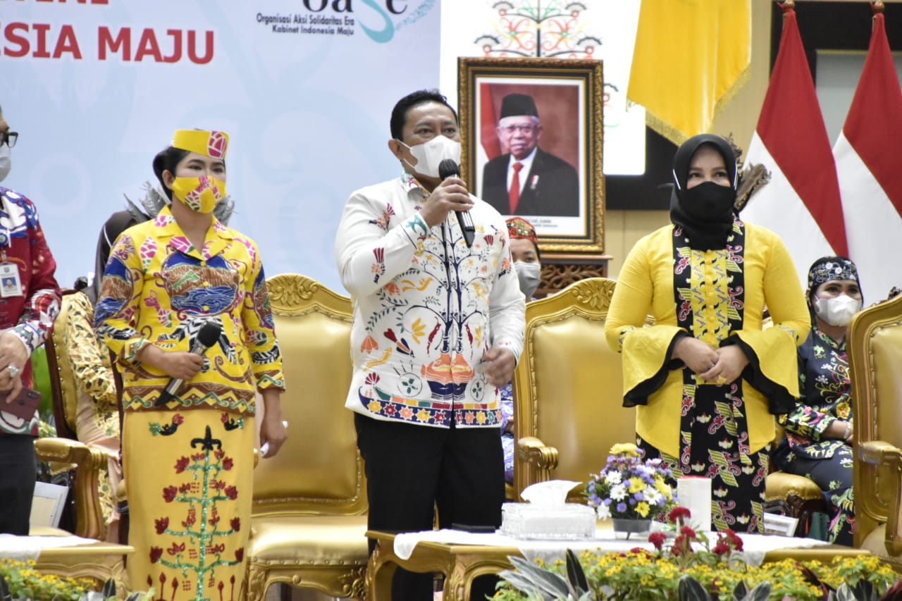 Wagub Edy Pratowo Serahkan Penghargaan Kepada 14 Perempuan se-Kalteng yang Memiliki  Prestasi di Bidang Pendidikan, Kesehatan, Sosial Budaya, Lingkungan Hidup, dan Pertanian