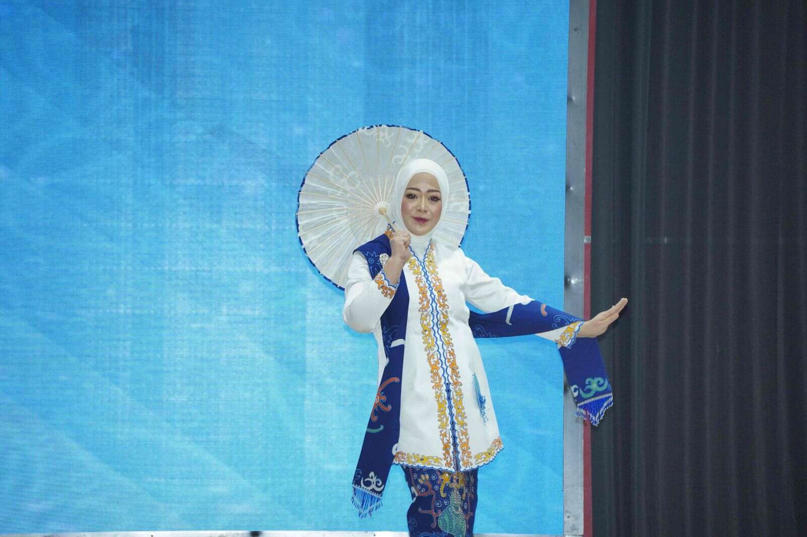‎Ketua DWP Disdik Kalteng Raih Juara III Fashion Show Hari Kartini ke-147
