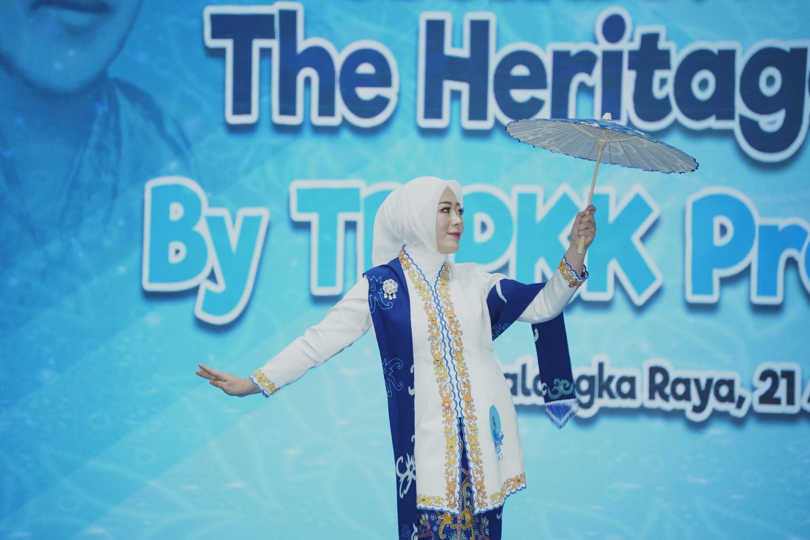 ‎Ketua DWP Disdik Kalteng Raih Juara III Fashion Show Hari Kartini ke-147