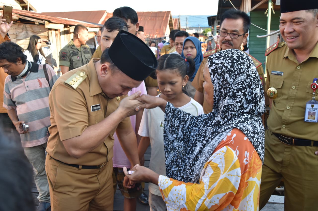 Gubernur Tinjau Kondisi Masyarakat di Kawasan Flamboyan Bawah