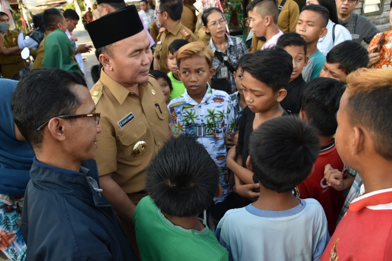 Gubernur Bantu Anak-Anak Putus Sekolah di Kawasan Flamboyan Bawah