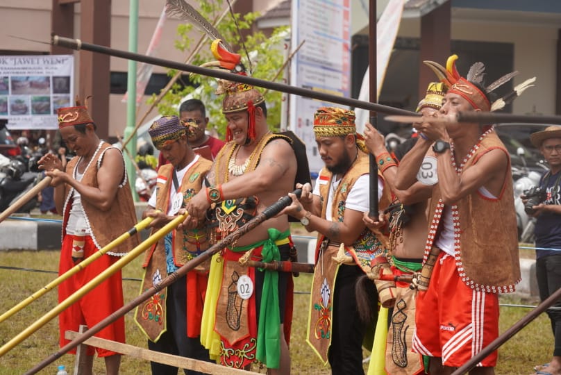 Manyipet, Permainan Asli Suku Dayak Unjuk Kemahiran Berburu Binatang 