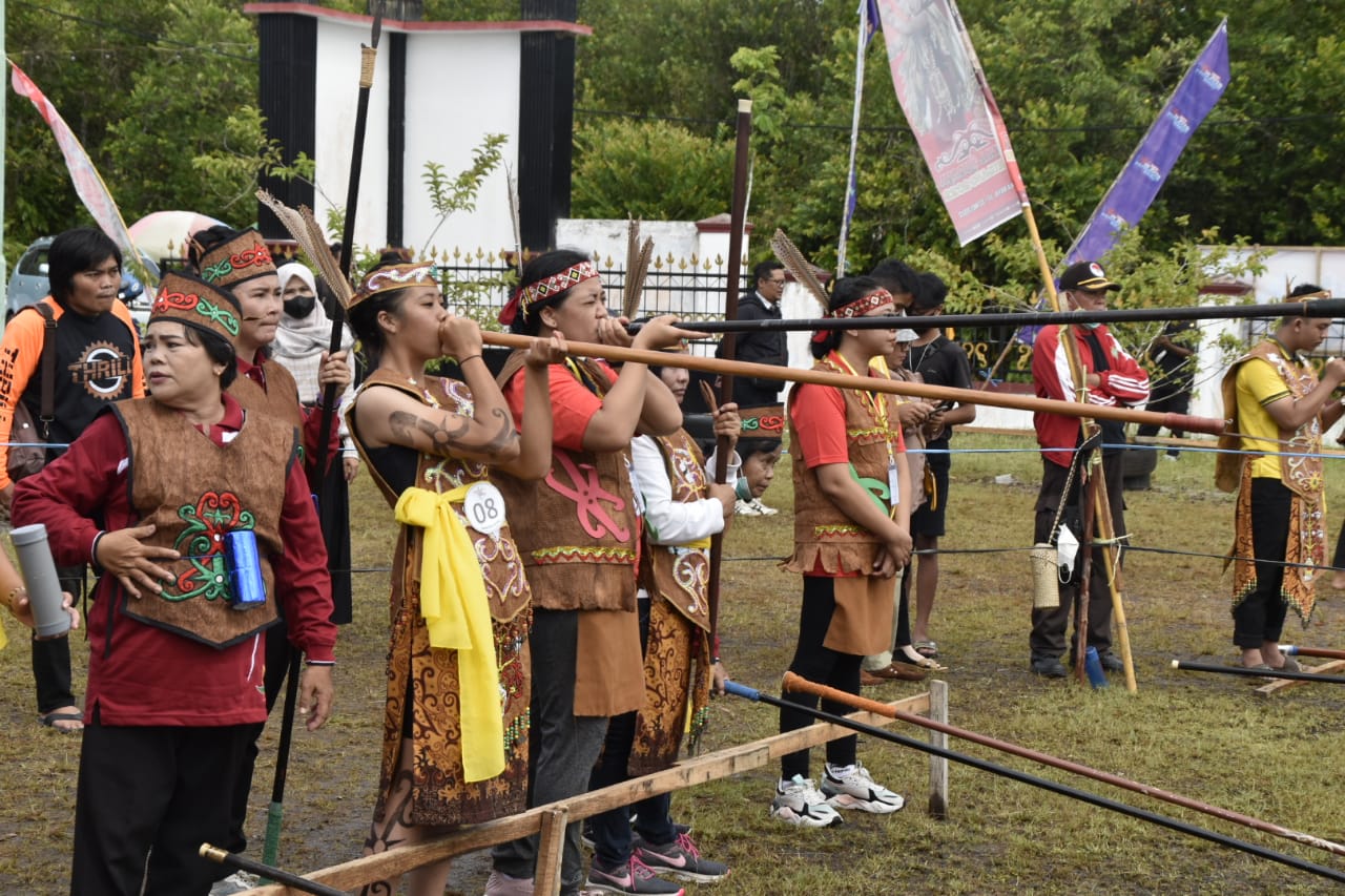 Manyipet, Permainan Asli Suku Dayak Unjuk Kemahiran Berburu Binatang 