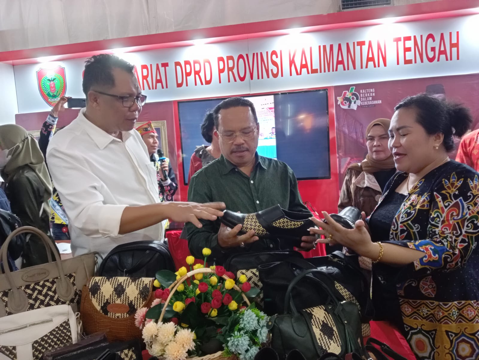 Kepala Dislutkan Dampingi Sekda Prov. Kalteng Kunjungi Kalteng Expo 2023