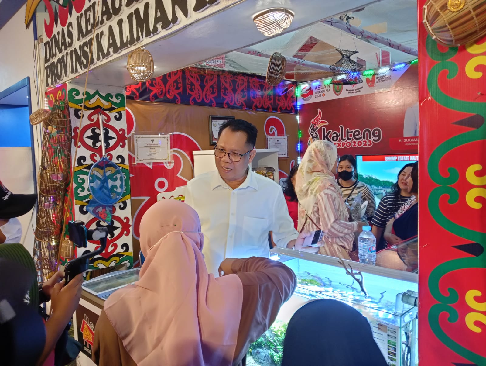 Tertarik Maket Shrimp Estate, Sekda Prov. Kalteng Kunjungi Stand Dislutkan Prov. Kalteng