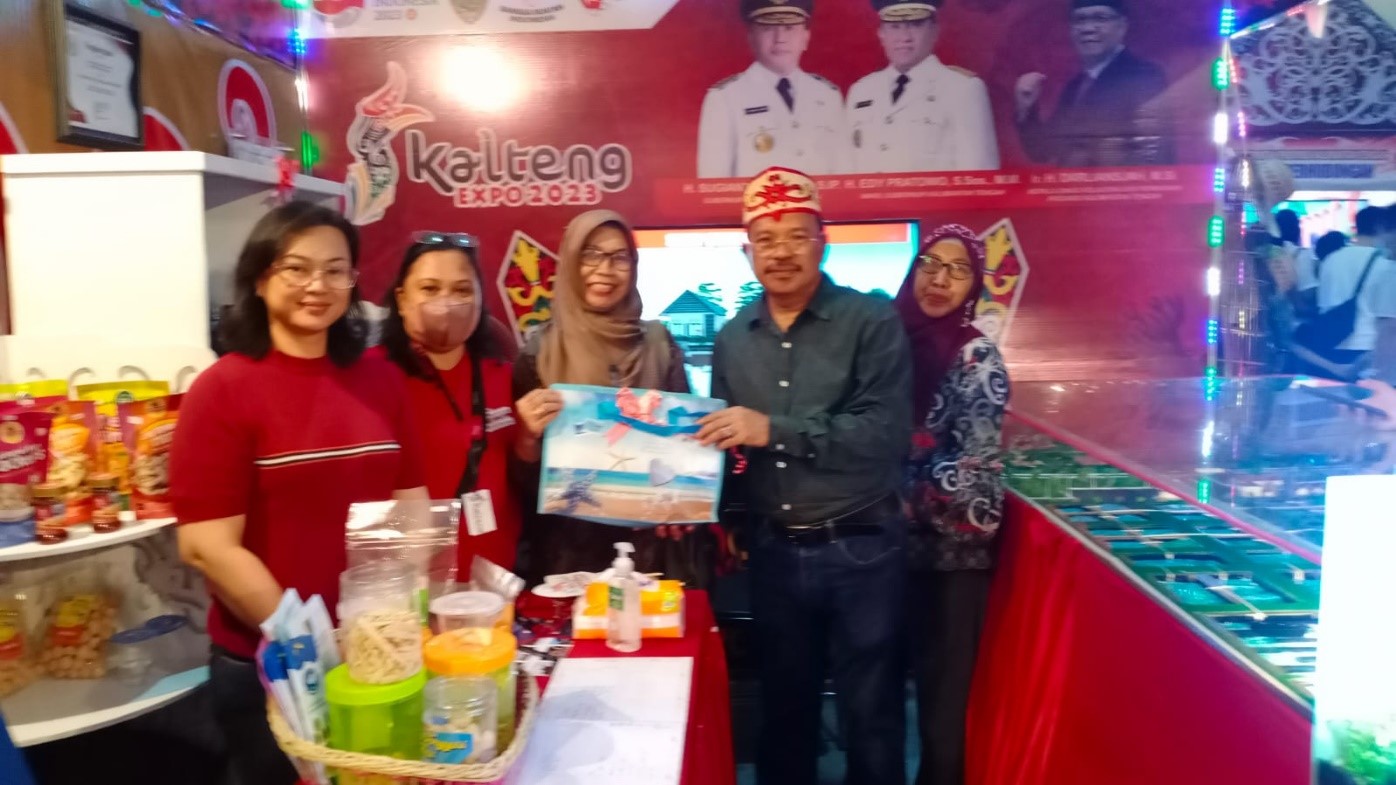 Tertarik Maket Shrimp Estate, Sekda Prov. Kalteng Kunjungi Stand Dislutkan Prov. Kalteng