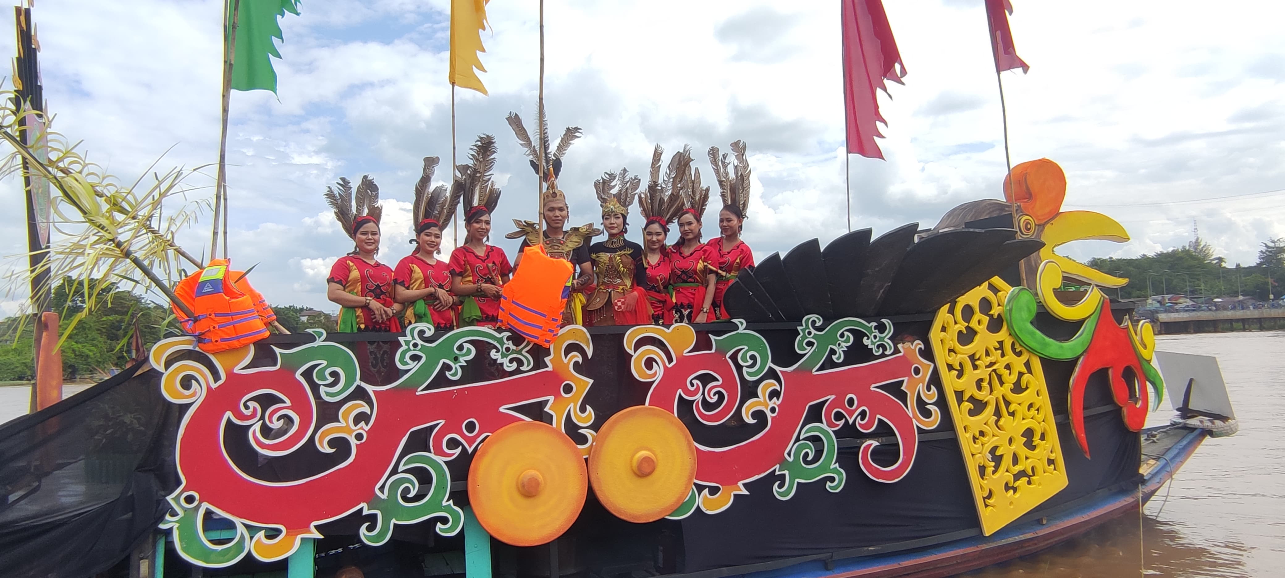 Dinas Dagperin Prov. Kalteng mengikuti Lomba Perahu Hias FBIM Tahun 2024