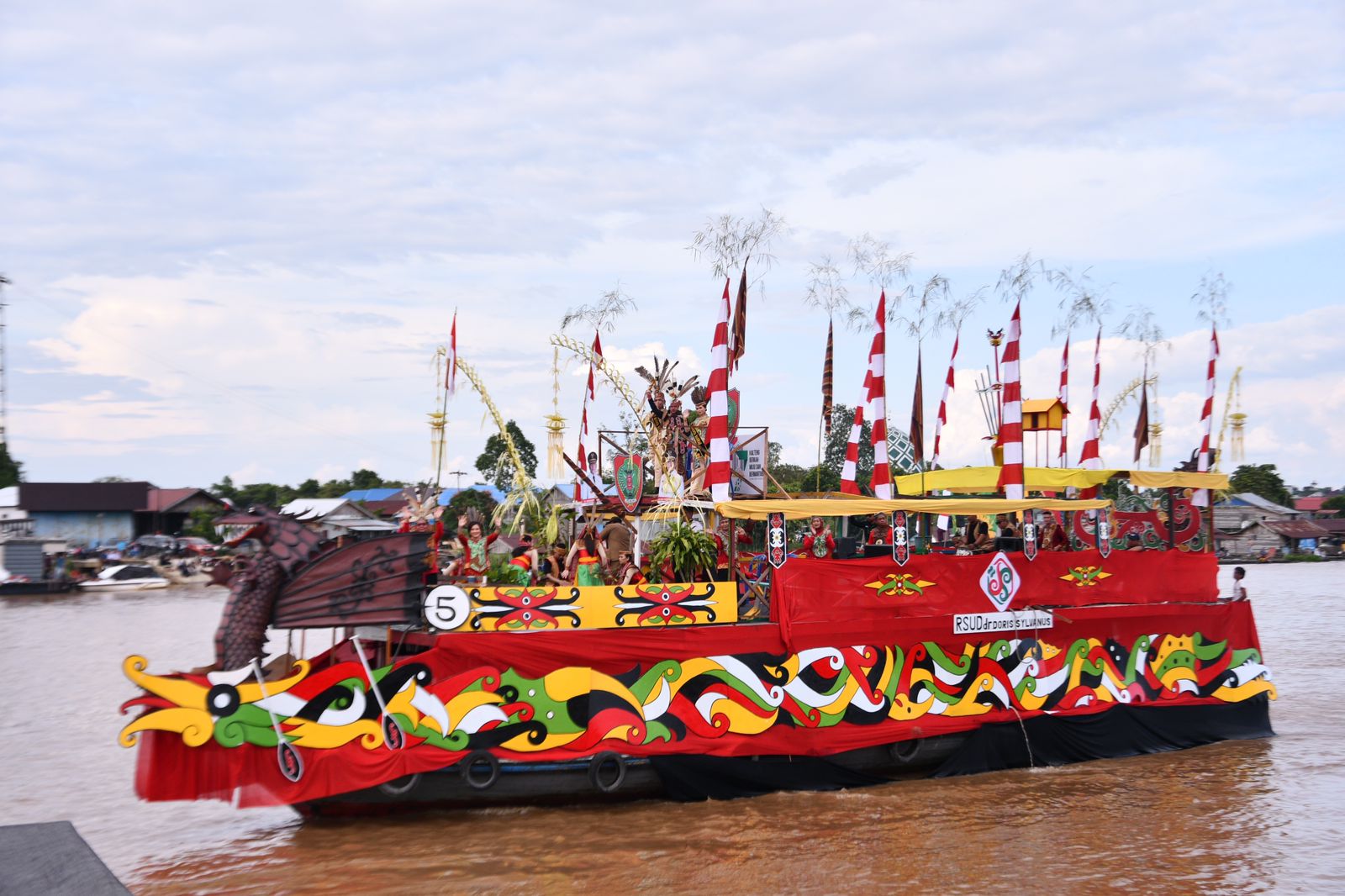 RSUD dr. Doris Sylvanus Turut Serta Mengikuti Lomba Perahu Hias Festival Budaya Isen Mulang 2024