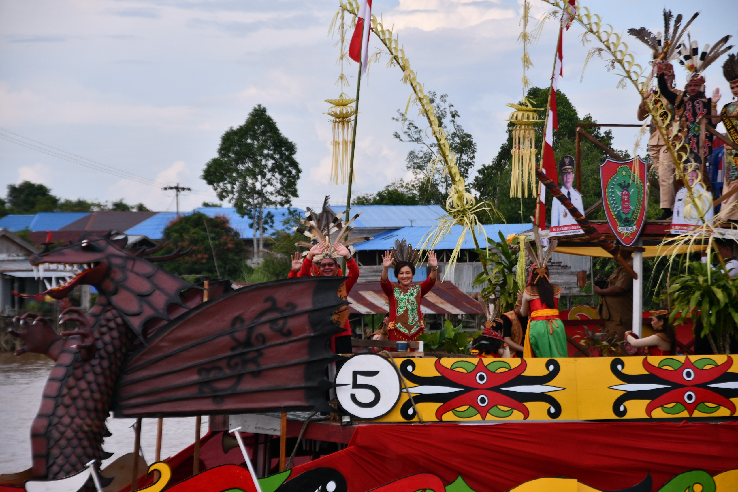 RSUD dr. Doris Sylvanus Turut Serta Mengikuti Lomba Perahu Hias Festival Budaya Isen Mulang 2024