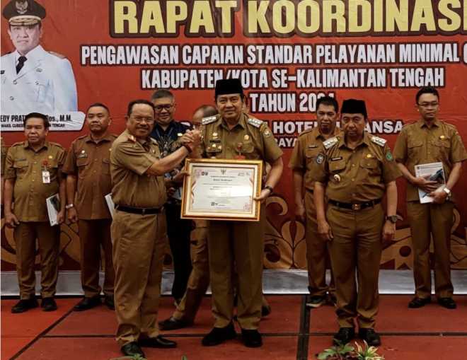 Pemkab Kobar Raih Penghargaan Atas Capaian SPM Tertinggi di Kalteng