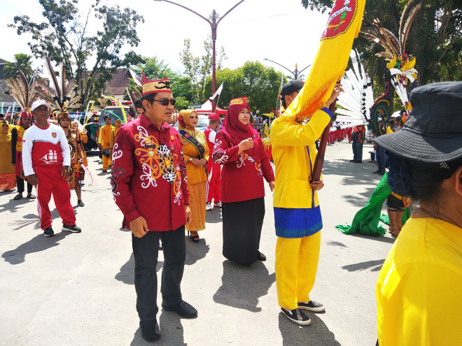 Pj Bupati Budi Santosa Apresiasi Penampilan Kontingen Kobar pada Kirab Budaya FBIM