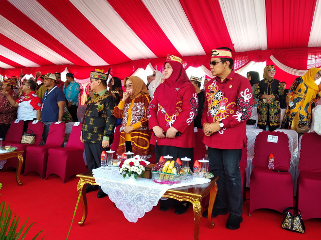 Pj Bupati Budi Santosa Apresiasi Penampilan Kontingen Kobar pada Kirab Budaya FBIM