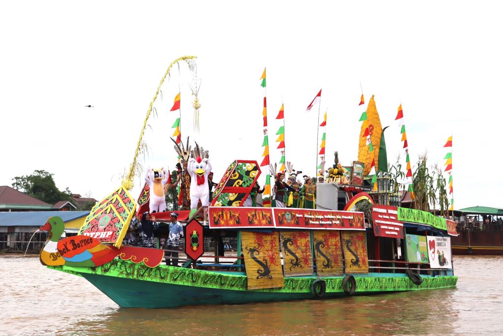 Dinas TPHP Prov. Kalteng Ikuti Lomba Perahu Hias Festival Budaya Isen Mulang