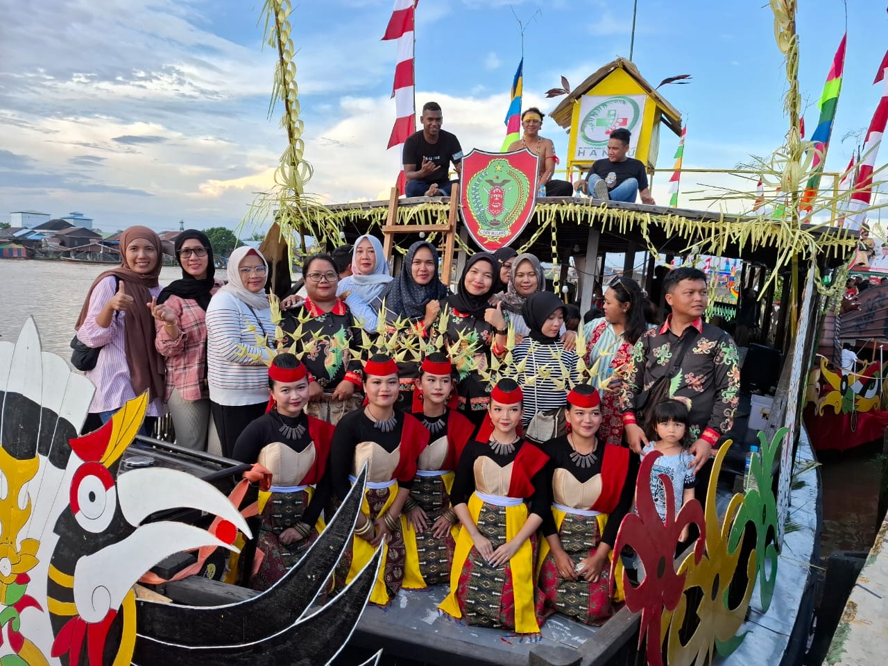 Perahu Hias RSUD Hanau Jong Banawa Tatau Arungi Sungai Kahayan