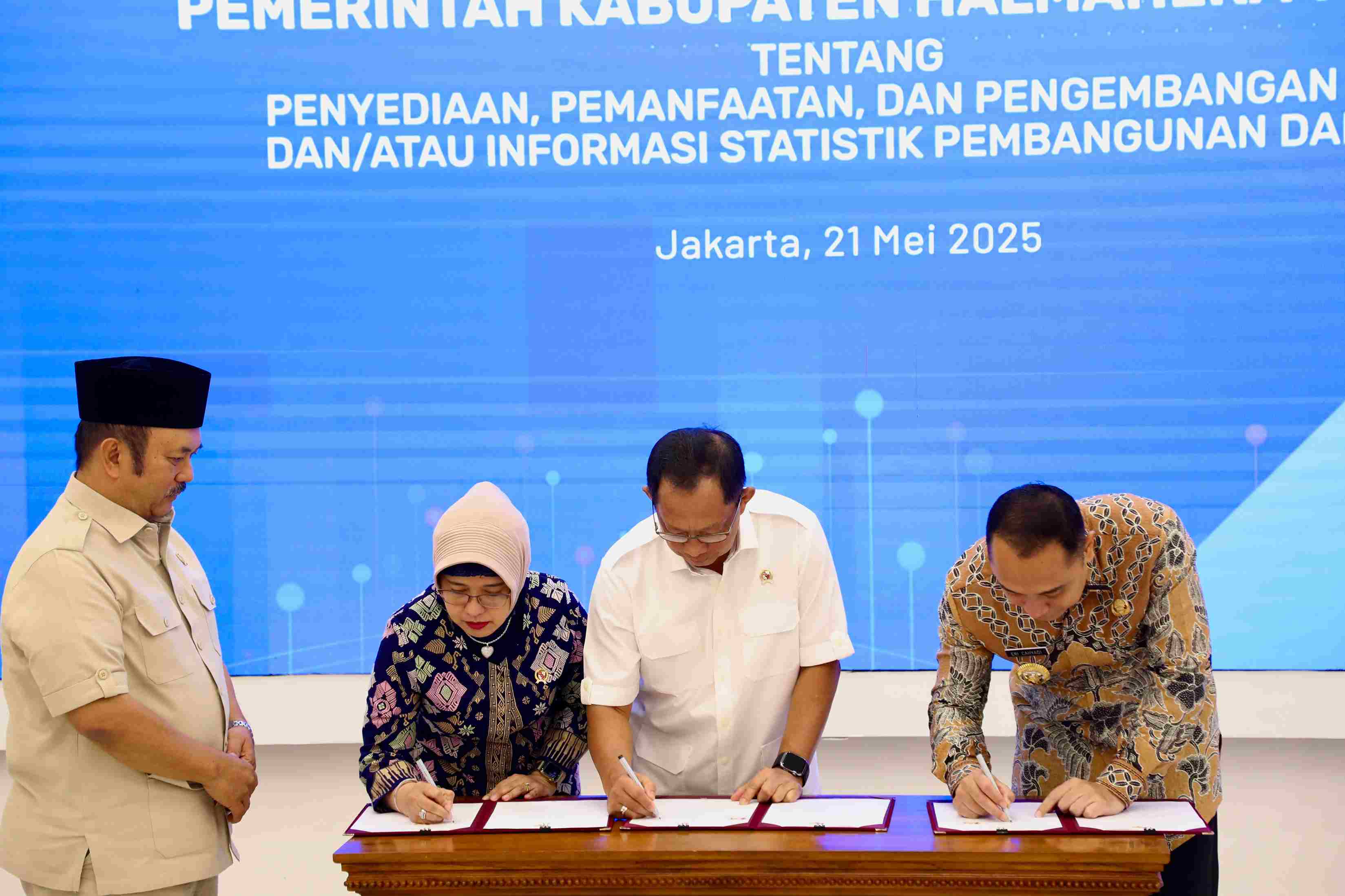 Dukung Pemanfaatan Data Tunggal, Mendagri Teken Kerja Sama dengan BPS dan Pemda