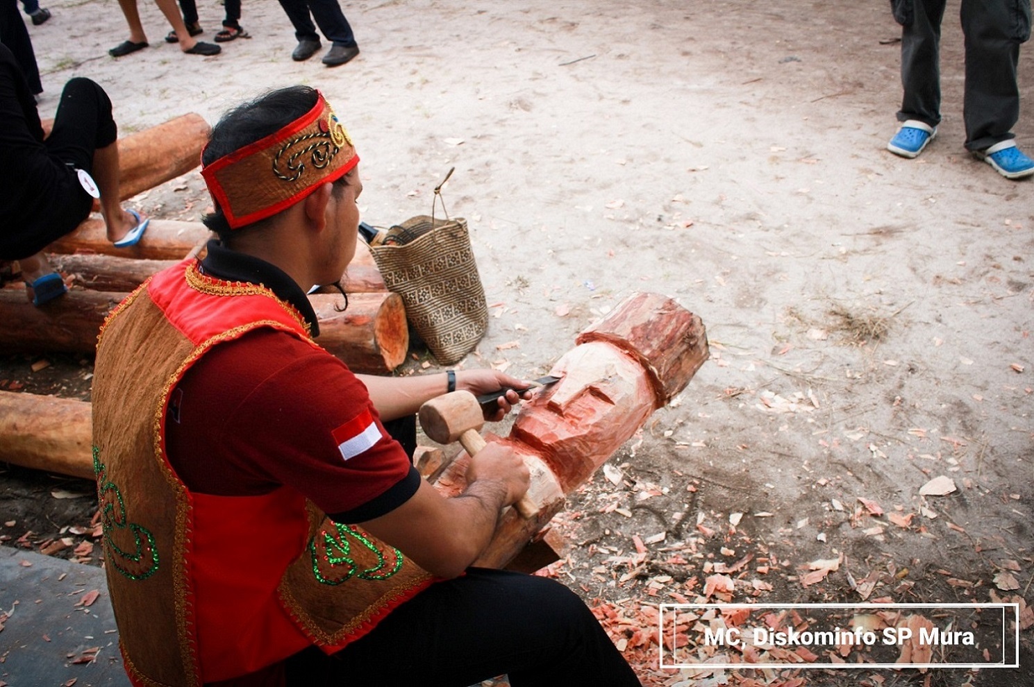 Pelestarian Budaya Seni Memahat Patung dan Ukir Talawang FBIM 2019