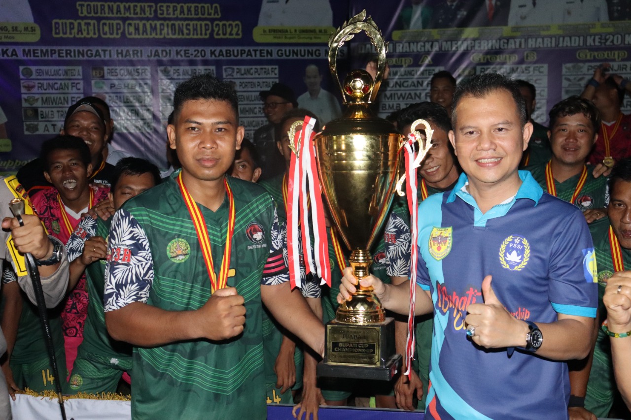Bupati Gumas Serahkan Piala dan Tutup Turnamen Sepak Bola Bupati Cup 2022