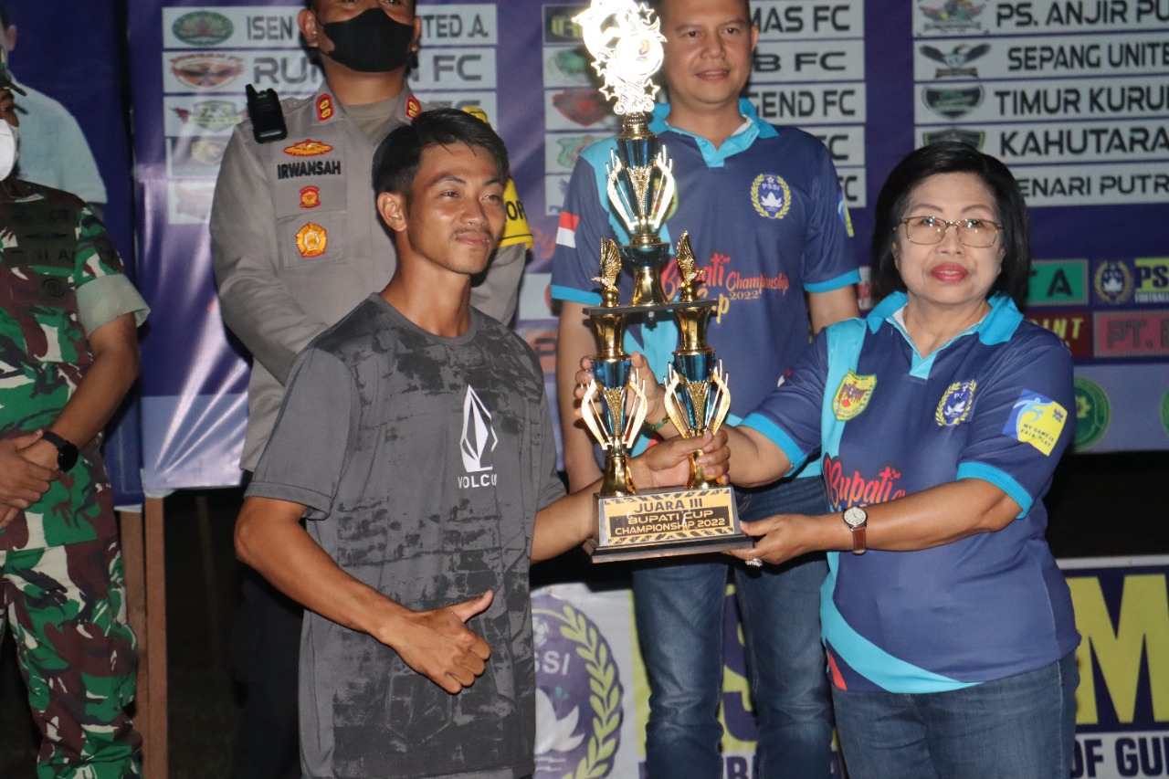 Bupati Gumas Serahkan Piala dan Tutup Turnamen Sepak Bola Bupati Cup 2022