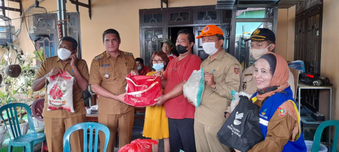 Pj Bupati Kobar Salurkan Bantuan Logistik kepada Korban Kebakaran Pemukiman