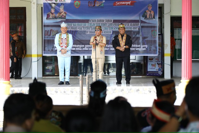 Gubernur Kalteng Agustiar Sabran Kunjungi Gunung Mas: Serap Aspirasi, Gratiskan Sembako, Tegaskan Komitmen Untuk Rakyat