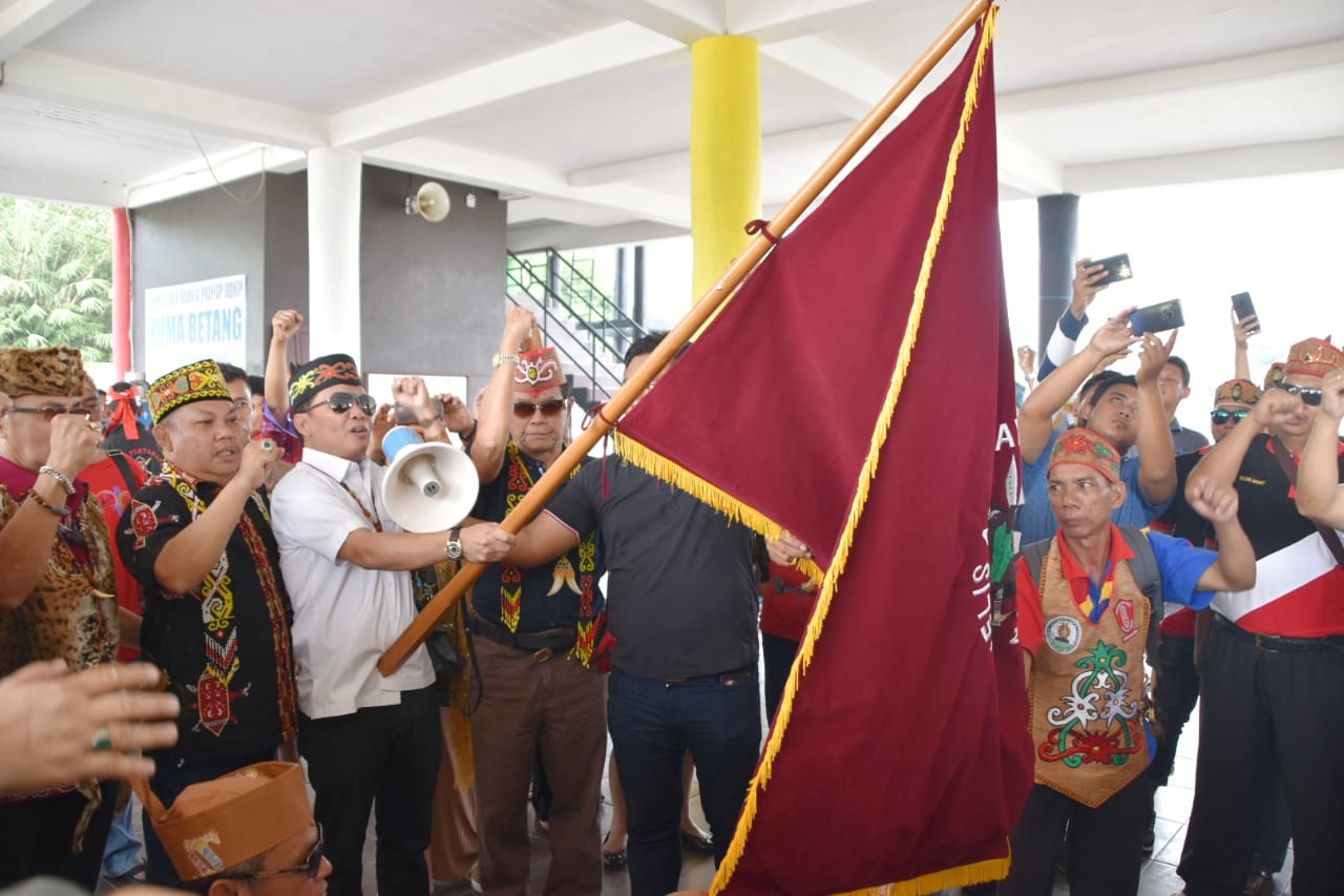 Ketua DAD Kalteng Agustiar Sabran Lepas Rombongan Napak Tilas Tumbang Anoi