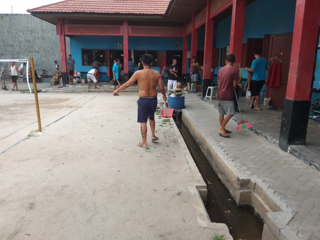Lapas Narkotika Kasongan Bersih-Bersih Area Blok dan Kamar Hunian
