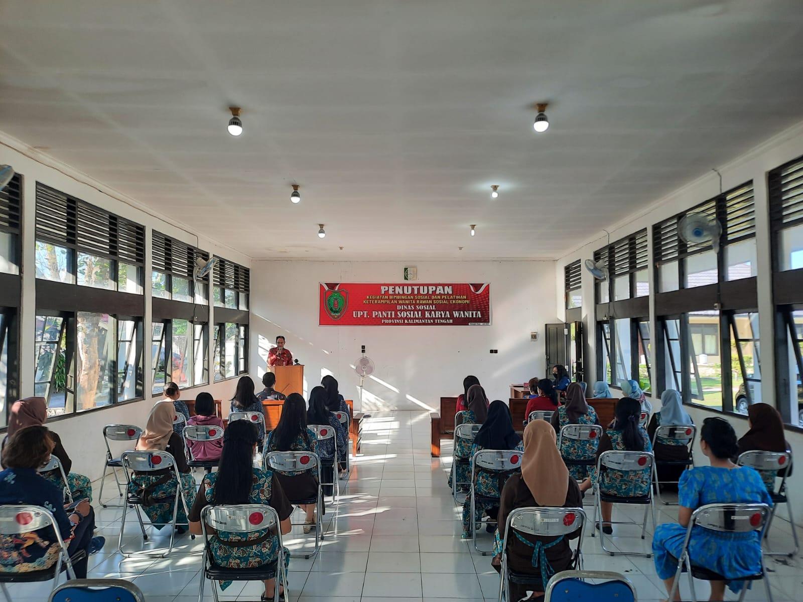 Plt. Kepala Dinsos Prov. Kalteng Noor Halim Secara Resmi Tutup Kegiatan Bimbingan Sosial dan Pelatihan Keterampilan Wanita Rawan Sosial Ekonomi Tahun 2022